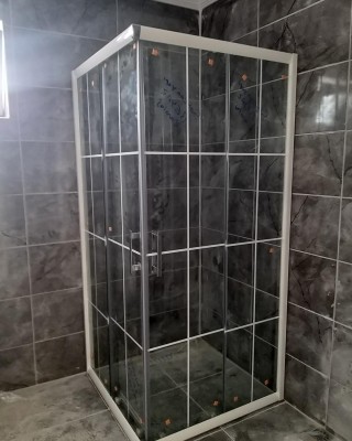 POOL SERİSİ BEYAZ PROFİLLİ KAROLAJLI CAM DUŞAKABİN