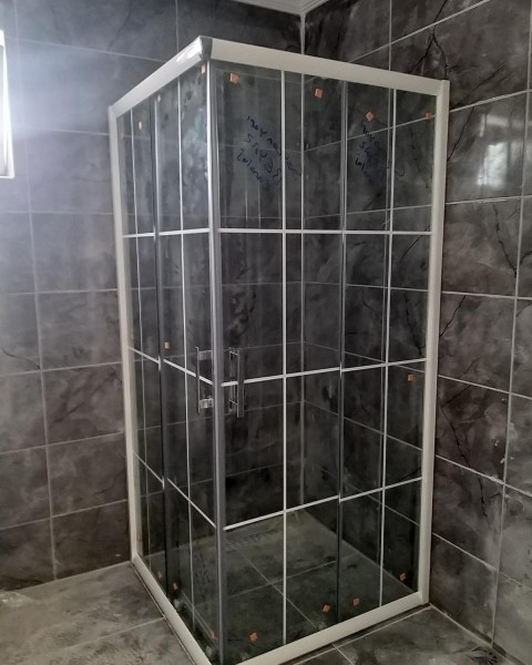 POOL SERİSİ BEYAZ PROFİLLİ KAROLAJLI CAM DUŞAKABİN