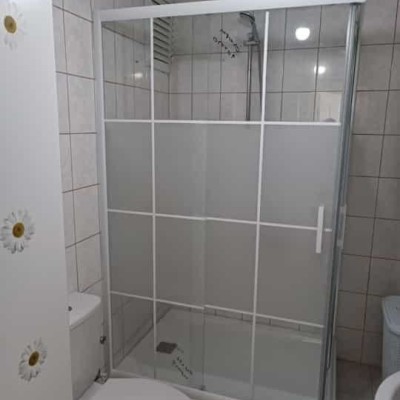 POOL SERİSİ BEYAZ PROFİLLİ KAROLAJLI CAM DUŞAKABİN